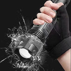 Linterna táctica brillante y resistente al agua XHP50