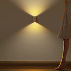 LumaSense - Lámpara de pared de madera magnética con sensor de movimiento
