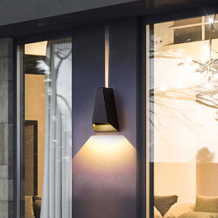 Moderna lámpara de pared LED exterior iluminada de arriba hacia abajo en forma de trapecio