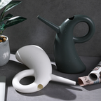 Regadera con pico extendido – Diseño elegante para un riego preciso
