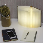 LumiBook – Lámpara LED Recargable con Diseño de Libro Plegable