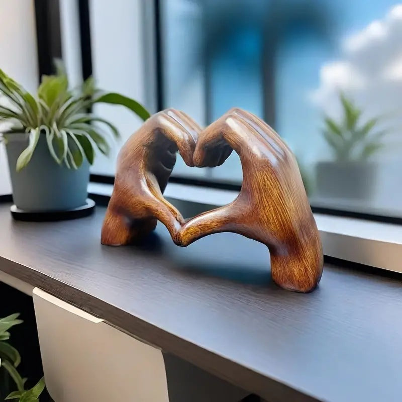 Escultura en Forma de Corazón: Arte Moderno con un Toque Romántico