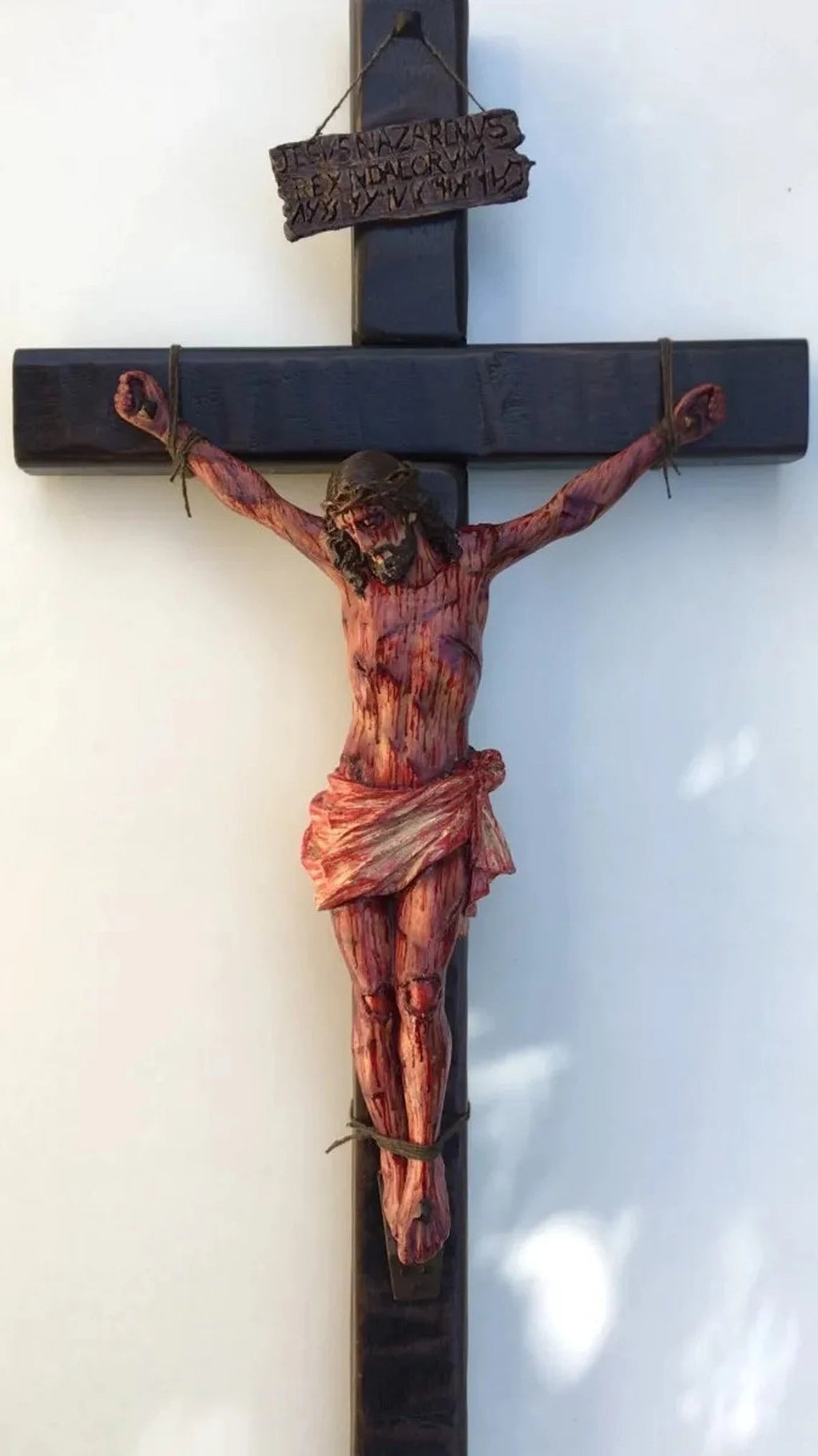 Hecho a Mano - Cruz Realista de Cristo