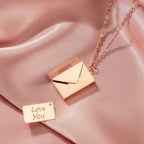 Collar de sobre secreto con un mensaje de amor oculto