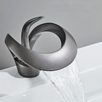PureFlow – Grifo de baño curvado moderno con salida de cascada