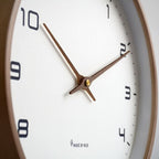 Reloj de pared de madera escandinavo Claryo Diseño minimalista