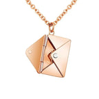 Collar de sobre secreto con un mensaje de amor oculto