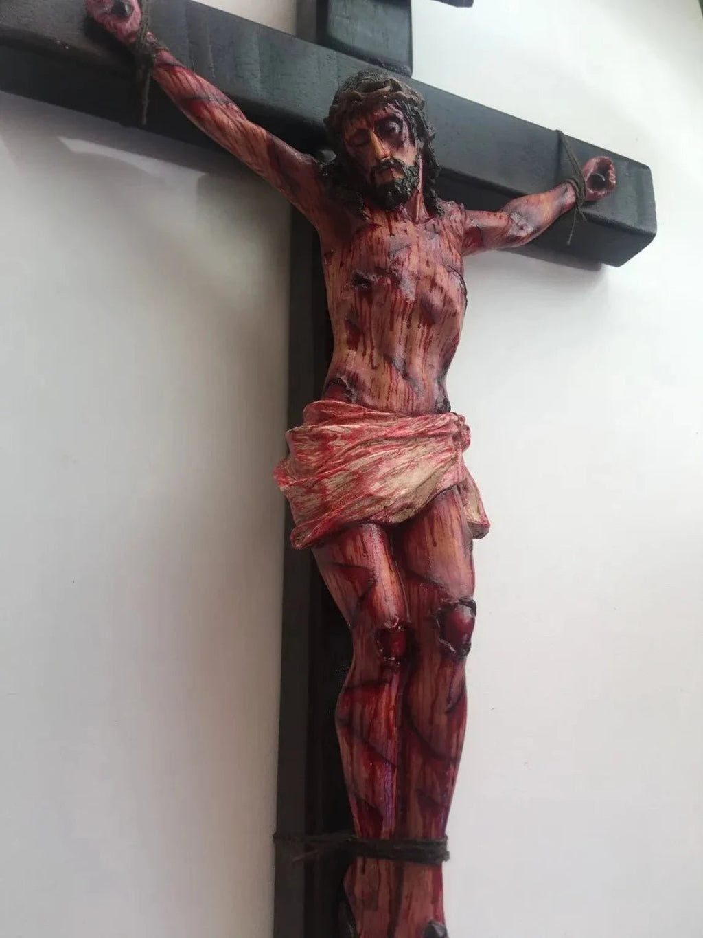 Hecho a Mano - Cruz Realista de Cristo