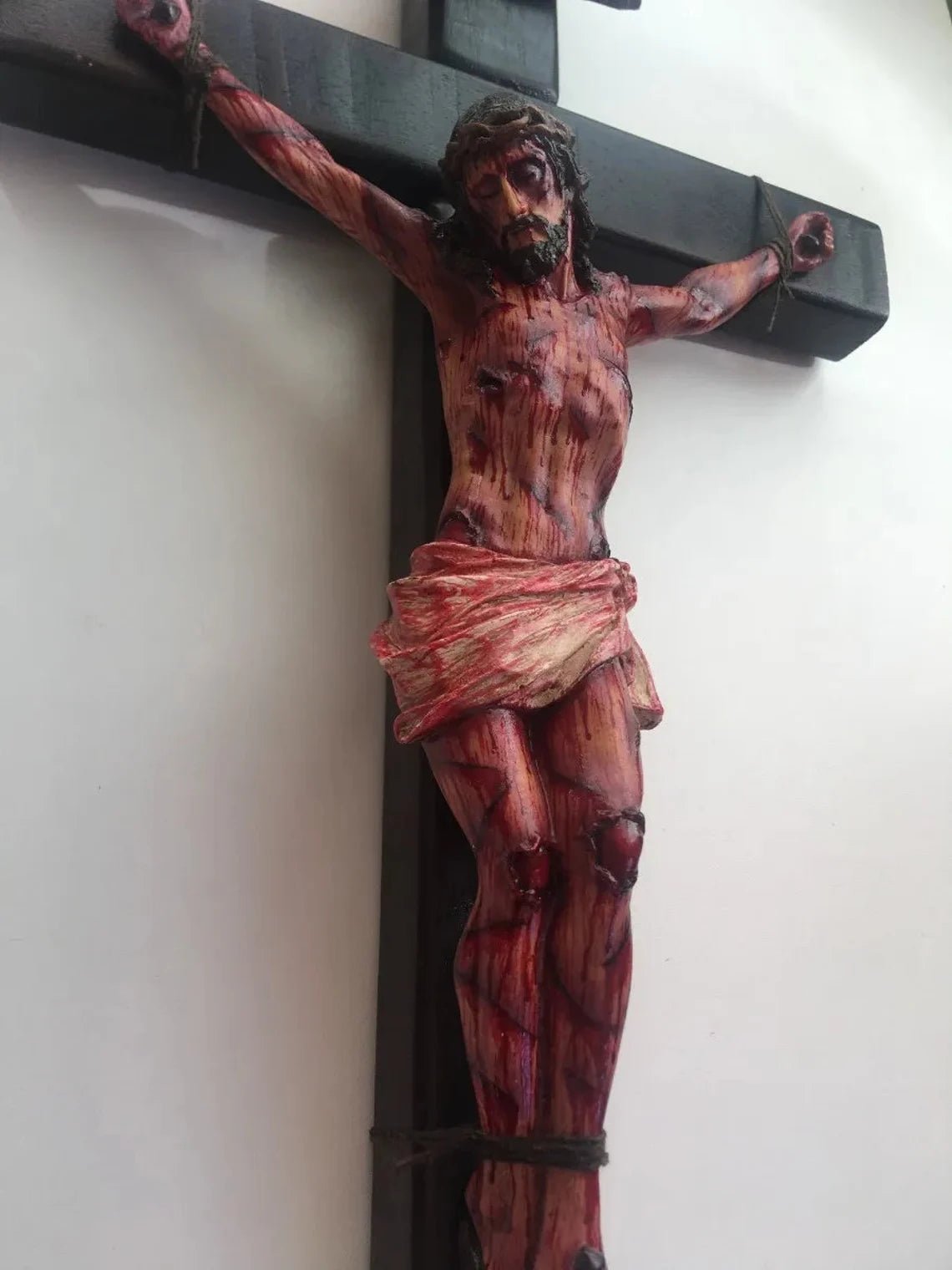 Hecho a Mano - Cruz Realista de Cristo