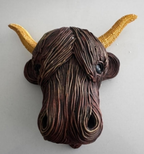Escultura de una vaca para colgar en la pared