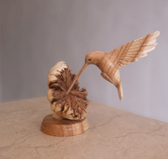 Colibrí alimentándose de una flor, escultura hecha a mano