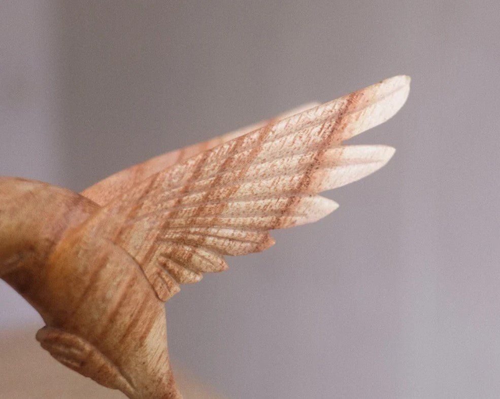 Colibrí alimentándose de una flor, escultura hecha a mano