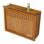 Caja de madera con figuras grabadas