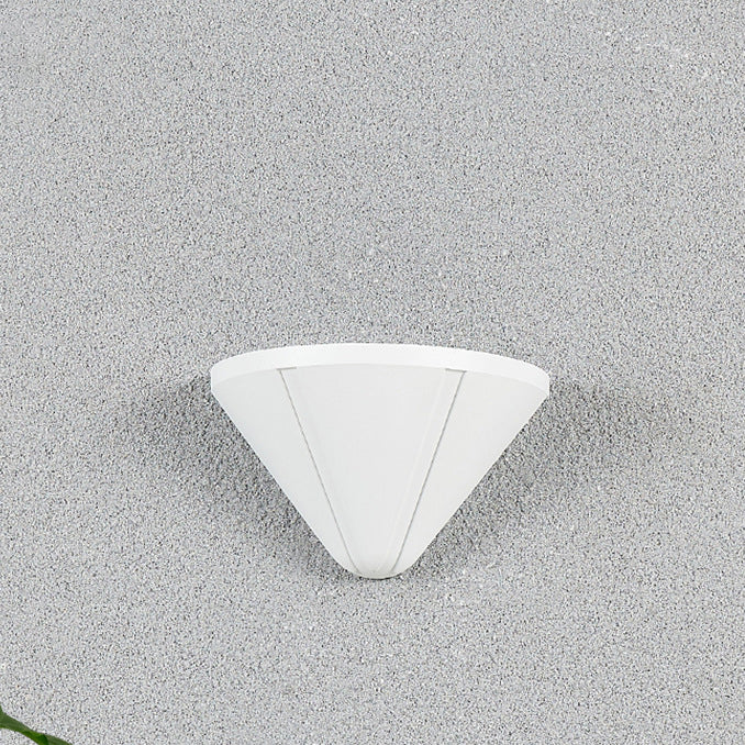 Lámpara de pared LED de aluminio con lente impermeable en triángulo minimalista moderno para patio exterior