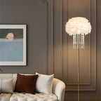 Lámpara de pie nórdica elegante con pantalla de plumas y cristal