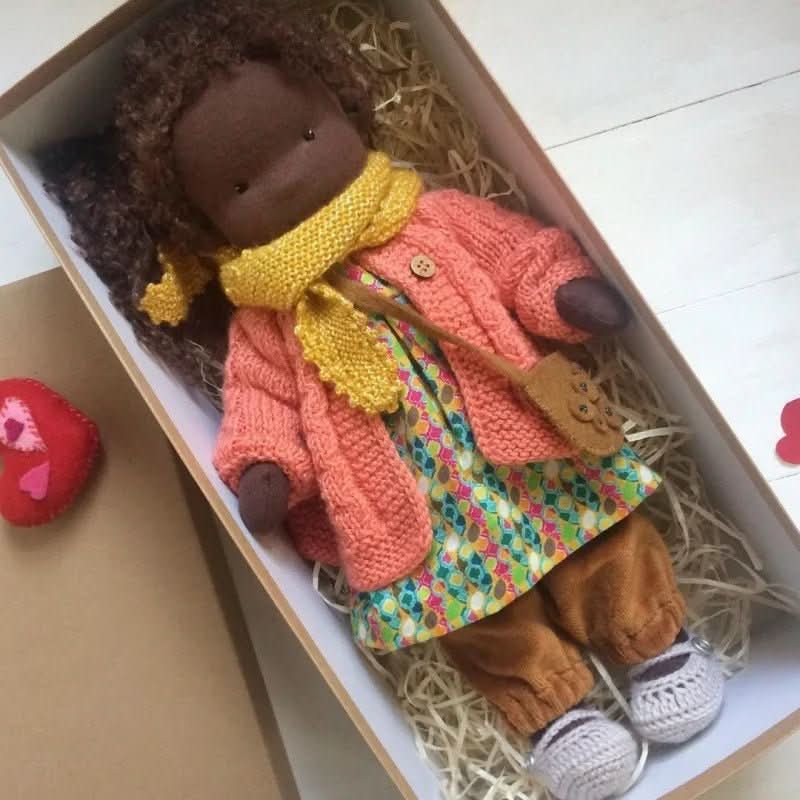 WALDOLLY - Muñeca de algodón Waldorf hecha a mano, diseñada para un juego suave, natural e imaginativo con un encanto minimalista atemporal