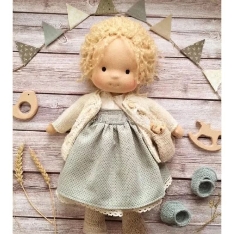 WALDOLLY - Muñeca de algodón Waldorf hecha a mano, diseñada para un juego suave, natural e imaginativo con un encanto minimalista atemporal