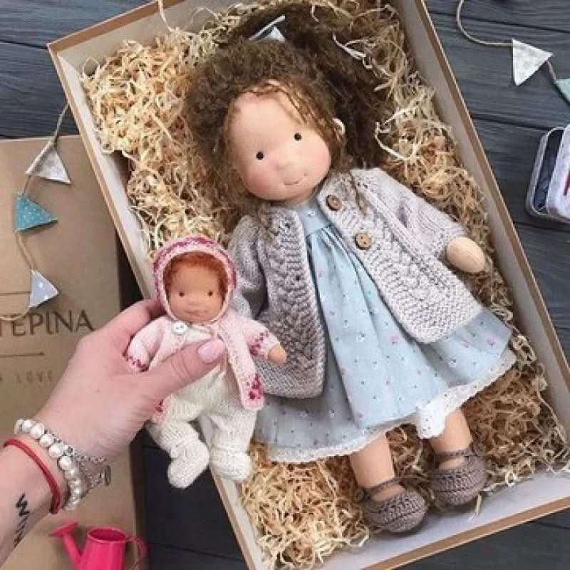WALDOLLY - Muñeca de algodón Waldorf hecha a mano, diseñada para un juego suave, natural e imaginativo con un encanto minimalista atemporal