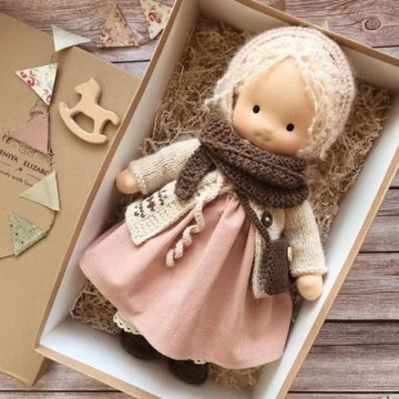 WALDOLLY - Muñeca de algodón Waldorf hecha a mano, diseñada para un juego suave, natural e imaginativo con un encanto minimalista atemporal