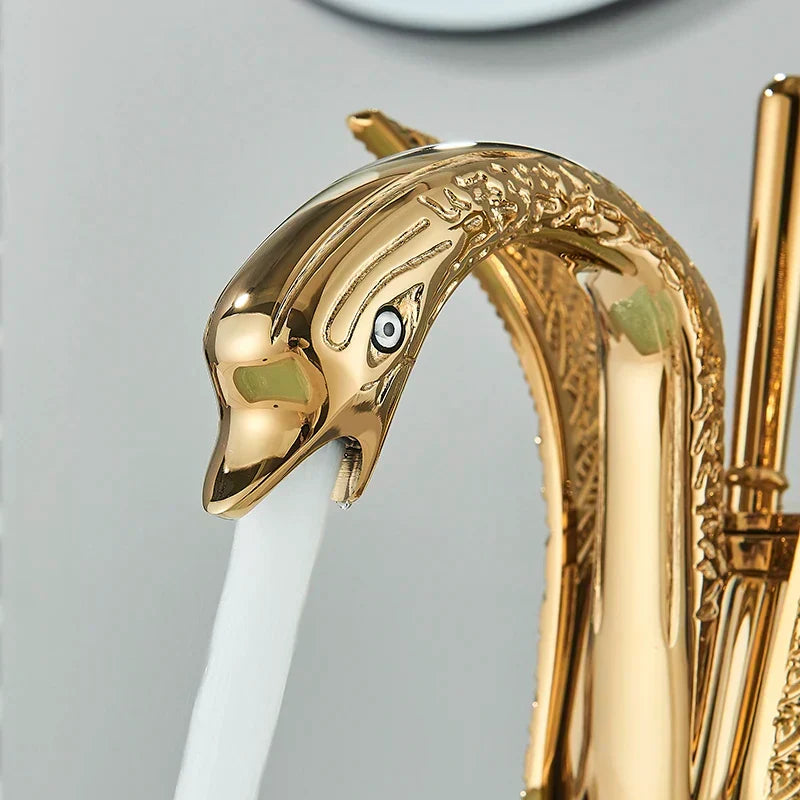 Grifo monomando dorado para fregadero Swan