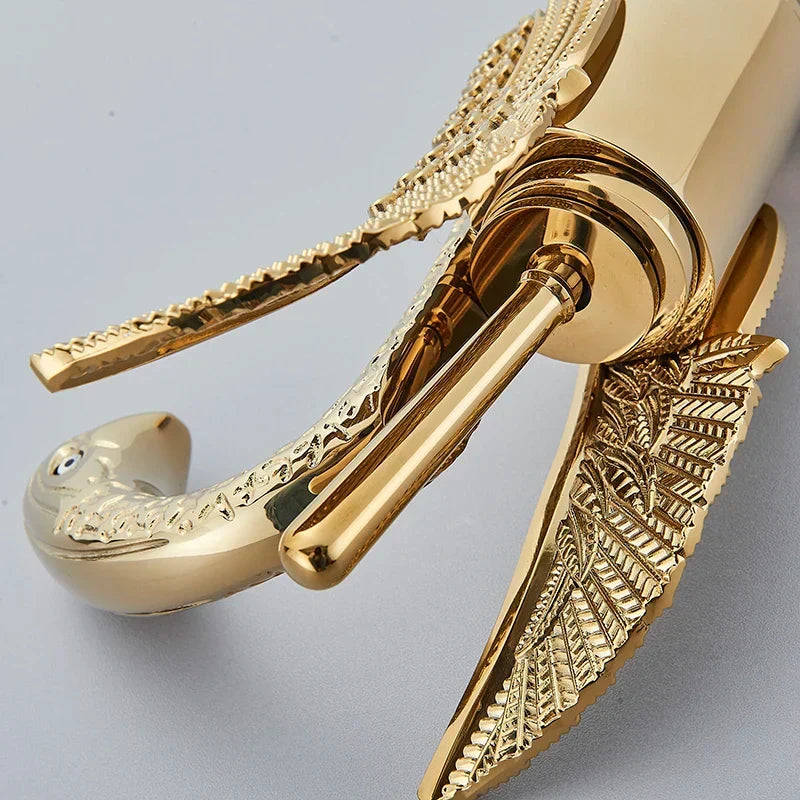 Grifo monomando dorado para fregadero Swan