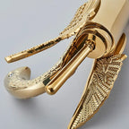 Grifo monomando dorado para fregadero Swan