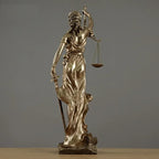 JustiMuse – Escultura de la Dama Justicia con pesos equilibrados y elegancia atemporal