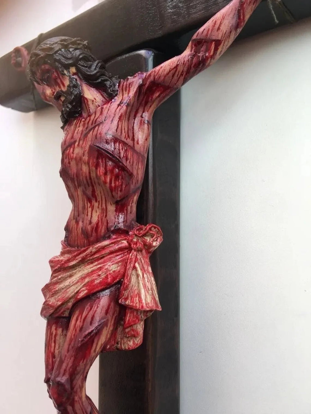 Hecho a Mano - Cruz Realista de Cristo