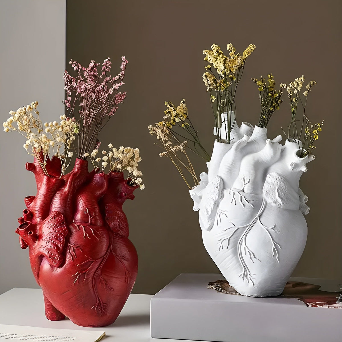 Jarrón decorativo de cerámica con diseño de corazón