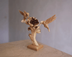Colibrí alimentándose de una flor, escultura hecha a mano