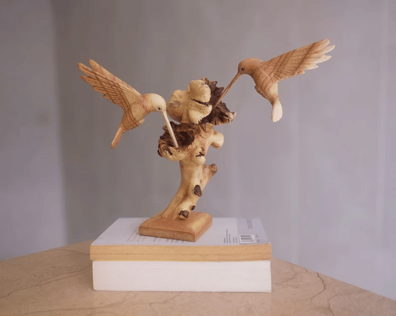 Colibrí alimentándose de una flor, escultura hecha a mano