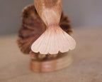 Colibrí alimentándose de una flor, escultura hecha a mano