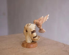 Colibrí alimentándose de una flor, escultura hecha a mano