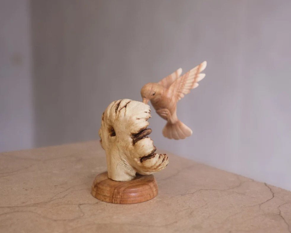 Colibrí alimentándose de una flor, escultura hecha a mano
