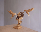 Colibrí alimentándose de una flor, escultura hecha a mano