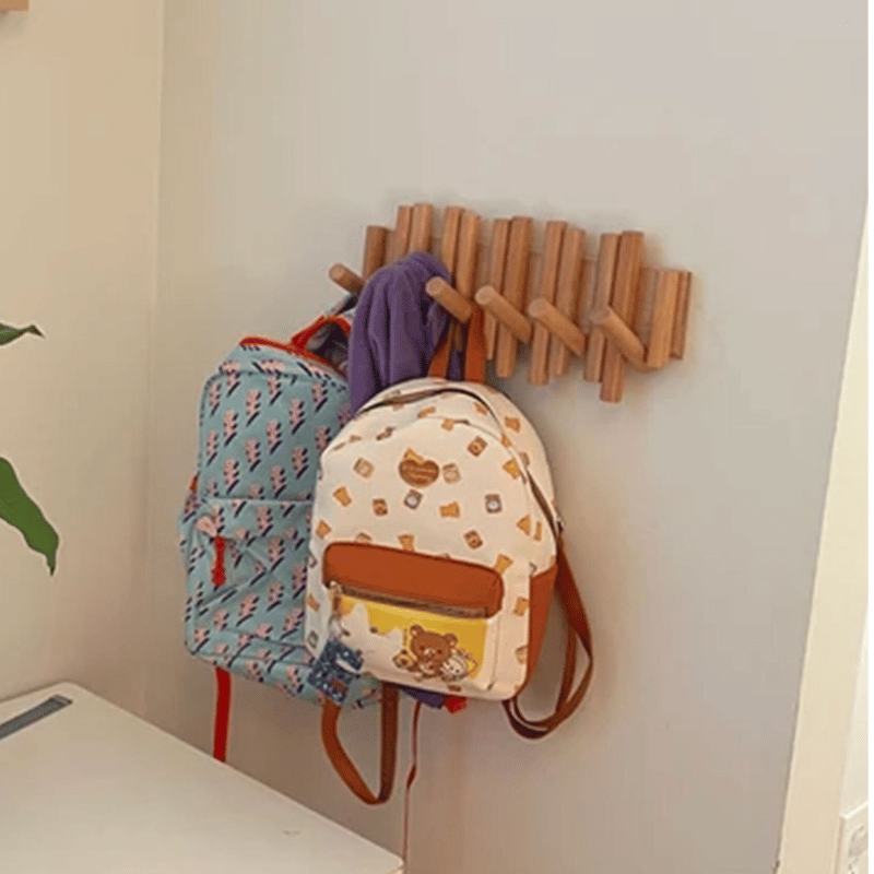 Perchero de pared de madera hecho a mano con diseño escandinavo – Natural y funcional